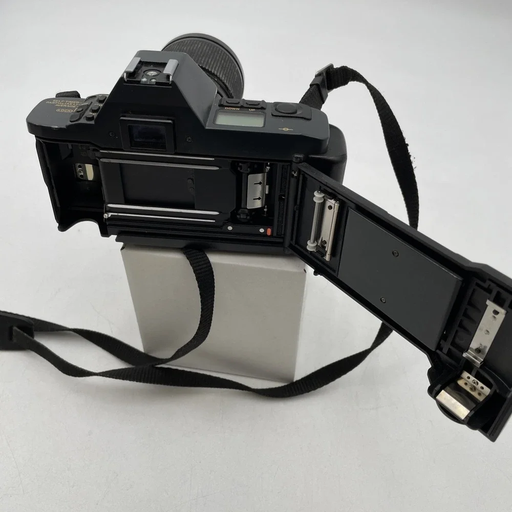 Canon T70 35mm Film Camera+Vivitar 28-85mm f/1:3.5-4.5 Lens +300EZ Flash+Case